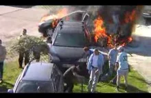 Mieszkańcy wspólnymi siłami ratują samochód przed spaleniem