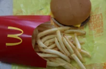 Próbował na raz zjeść CAŁEGO cheeseburgera z McDonalds'a i umarł