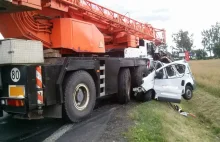 Tragedia ! Czołowe zderzenie busa z dźwigiem. Jedna osoba nie żyje