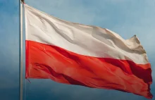Polska flaga na warszawskim budynku należącym do Rosji