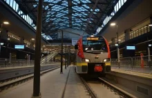 Pierwszy pociąg ŁKA wjeżdża na Łódź Fabryczną