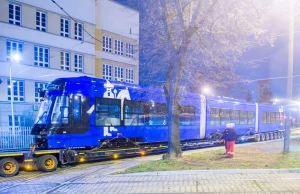 Wyjątkowy tramwaj dotarł do Krakowa, pojedzie bez dostępu do trakcji