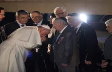 Papież Franciszek kłania się i całuje dłonie możnych tego świata.