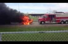 Płonący autobus szkolny zaczyna się toczyć.