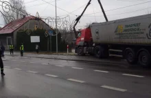 W Chełmku autokar skosił przystanek. /video