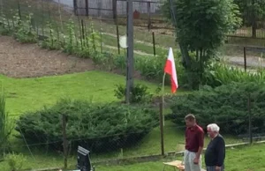 Zdjęcie sąsiadów oglądających mecz hitem internetu. Chcą ich nagrodzić