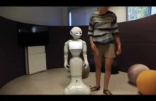 Robot uczący się trafić piłeczką do kubka