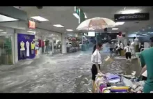 Powódź w centrum handlowym w Chinach