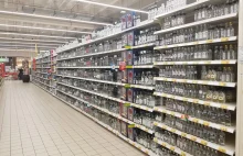 To zdjęcie robi furorę w sieci. Alejka z wódką w polskim supermarkecie.