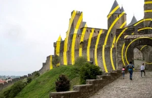 Francuskie merostwo oszpeciło zabytkowy zamek klejąc na nim żółte paski