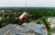 Alpiniści powiesili flagę na wrocławskiej Iglicy.