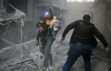 Syryjski wolontariusz rozpoznał wśród gruzów ciało własnej matki [wideo]