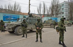 Rosjanie rozbrajają ukraińskich żołnierzy na Krymie
