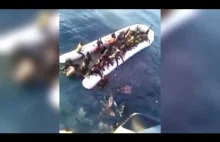 [+18]Łódź z imigrantami z Afryki myli Arabską łódź rybacką z włoskim patrolem.