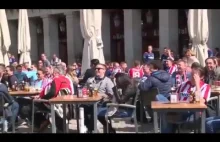 Nietypowa rozrywka fanów PSV w Madrycie. Rzucali pieniądze cygankom.
