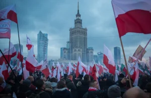 Koleś umyślnie rzuca kobiecie petardę pod nogi na #marszniepodleglosci