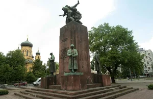 Pomnik Czterech Śpiących znika z warszawskiej Pragi