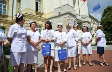 Pielęgniarki przed urzędem premiera. Stan pielęgniarstwa w Polsce jest krytyczny