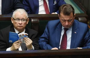 Jarosław Kaczyński przekazał Atlas kotów na aukcję charytatywną