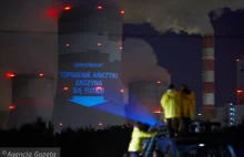 Projekcja Greenpeace na kominie elektrowni w Bełchatowie