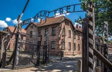 Kilka osób rozebrało się przy bramie byłego obozu Auschwitz
