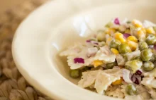 Makaronowo – warzywna sałatka z tuńczykiem