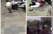 Dwóch chińskich policjantów pobitych po ataku na matkę z dzieckiem