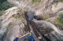 Przerażający skok ze skały do wody.