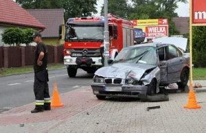 Bmw ścina lampę, naćpany kierowca ucieka... Wszystko nagrała sklepowa kamera