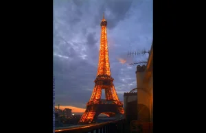 Eiffel Tower BIAŁO CZERWONA! Oglądaj na żywo!