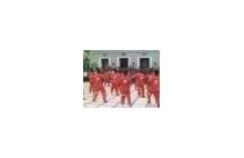 Filipinscy więzniowie wykonują znane chreografie na ulicy