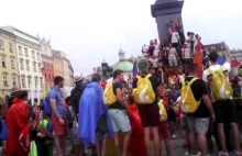 ŚDM Francuzi śpiewają Marsyliankę przy pomniku Mickiewicza na Rynku Głównym