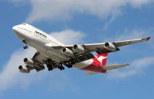 Boeing 747 linii Qantas z dodatkowym silnikiem