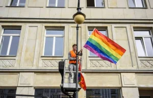 Centrum Poznania w tęczowych flagach. Jako pierwsze miasto w Polsce