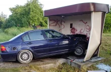 BMW uderzyło w wiatę autobusową. 30-latek zmarł w szpitalu!