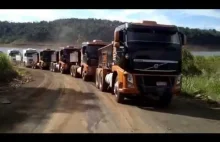 Wciąganie dużego wihajstra przez 7 ciężarówek
