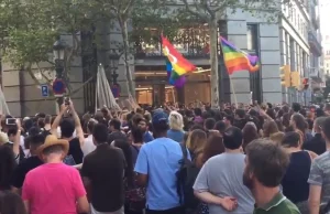 Dzień po zamachu lewacy wyszli na ulice Barcelony by wspierać imigrantów.