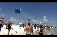 Członek zespołu akrobacyjnego Blue Angels sprząta z plaży parasole i namioty.
