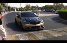 Złoty Mercedes C63 AMG w Dubaju