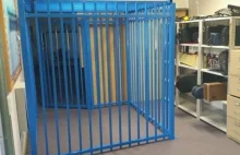 Autystyczny dzieciak był trzymany w szkole w tej oto klatce