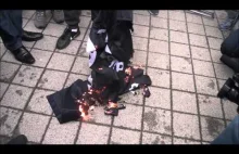 Spalenie flagi państwo Islamskiego ISIS w centrum Warszawy.