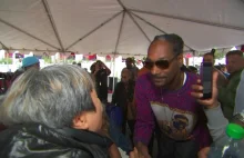 Snoop Dogg po raz trzeci pomaga mieszkańcom Inglewood w Św. Dziękczynienia.
