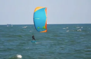 Sopockie loty nad wodą Kitefoil [VIDEO]