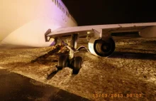 Wyciąganie Boeinga 737, który wypadł z pasa startowego w Pyrzowicach