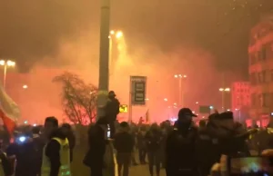 Starcia z policją na ulicach Wrocławia. Lecą petardy. Użyto armatek wodnych