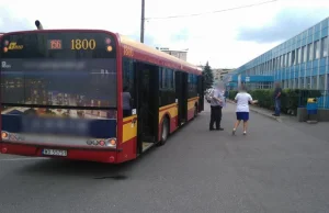 Ratownicy uratowali kobietę w autobusie. Kierowca zaparkował autobus pod SOR.