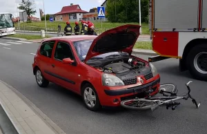 Zatrzymała się przed pasami. Uderzyły w nią dwa auta, obok zderzyły się kolejne.