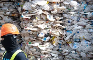 Malezja stała się światowym "punktem zrzutu" plastikowych odpadów. Część z...