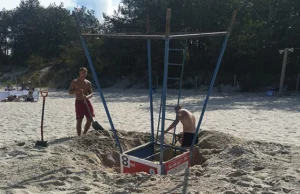 Ktoś zakopał wieżę ratowników na plaży w Międzyzdrojach.