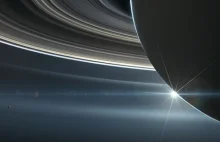 Sonda Cassini odkryła nad Saturnem lodowy deszcz. Trochę przykurzony...